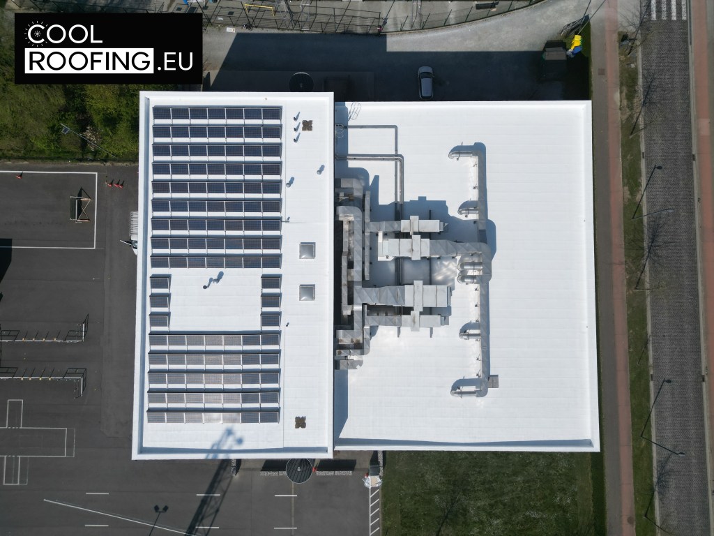 Bitumen dak wit geverfd met reflecterende dakcoating op industrieel gebouw met zonnepanelen