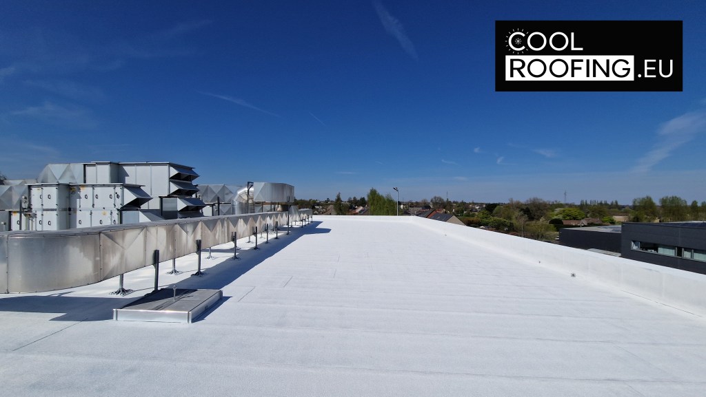 Cool roofing coating op industrieel bitumen dak met ventilatiesysteem in Vlaams-Brabant