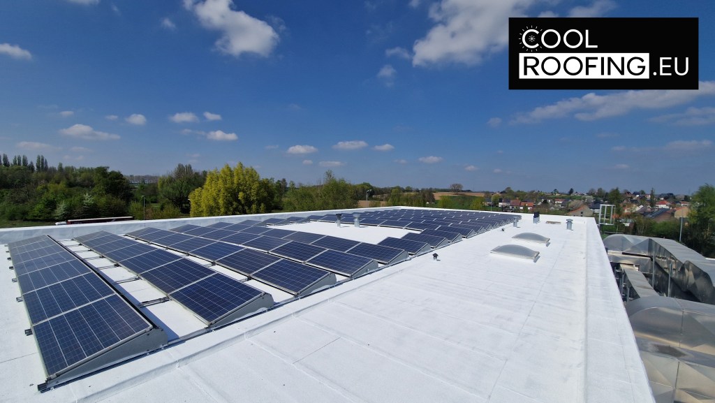 Cool roofing toegepast op een industrieel dak met zonnepanelen in Vlaams-Brabant om warmte te verminderen