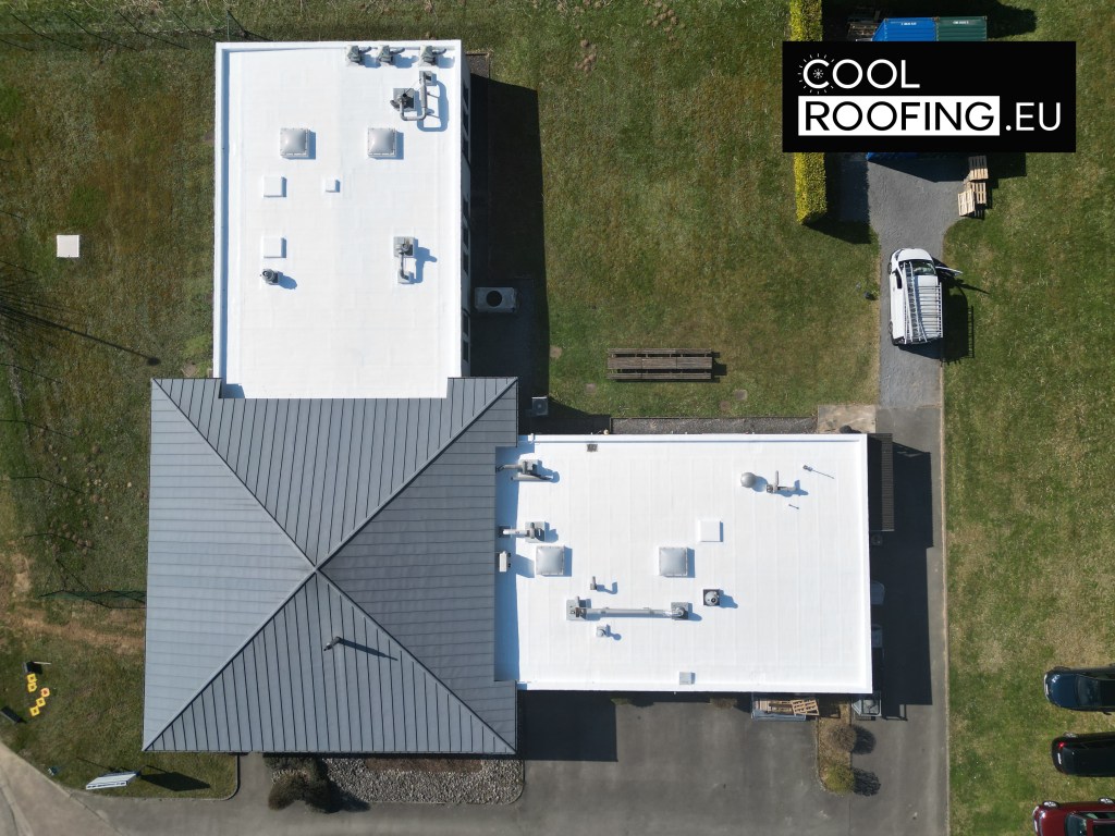 Application d’une peinture blanche réfléchissante sur une toiture industrielle plate à Gembloux