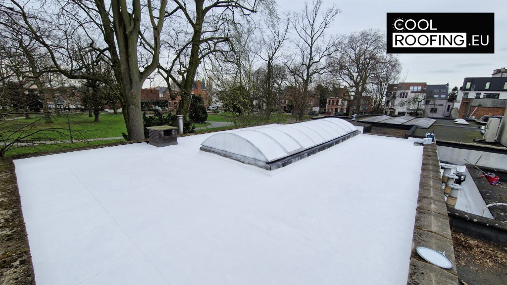 Reflecterend wit behandeld dak van een bakkerij in Antwerpen met een lichtkoepel voorzien van speciale reflecterende coating