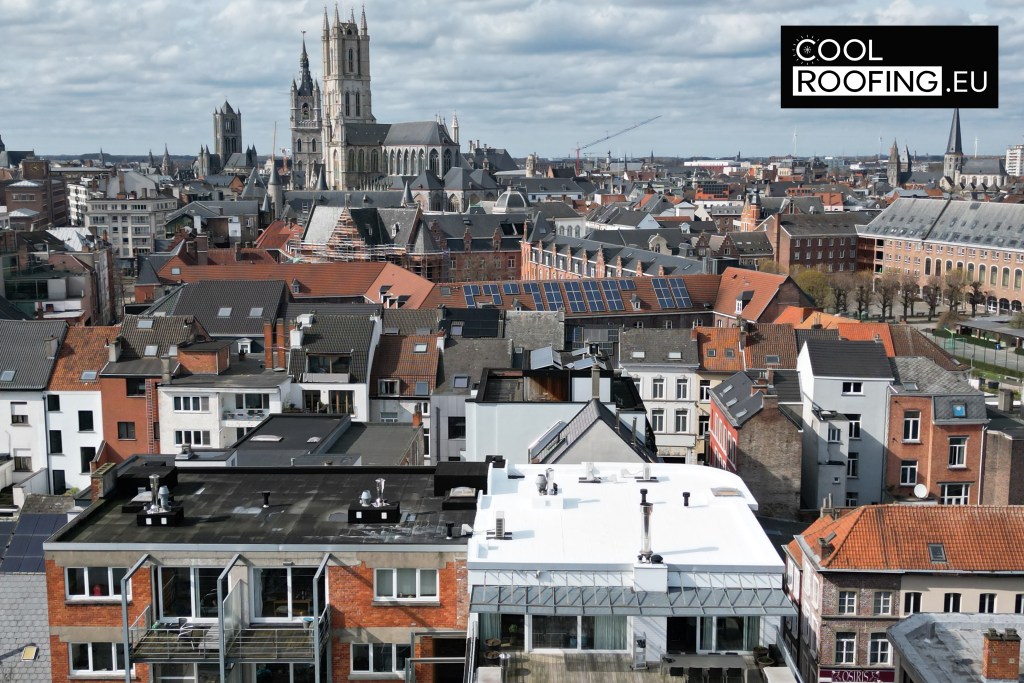 Reflecterend wit behandeld EPDM dak op een gebouw in Gent