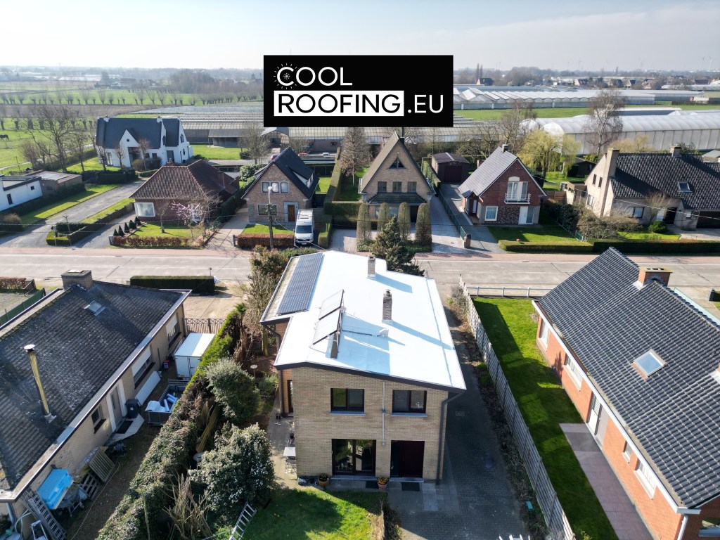 Toepassing van cool roofing op het dak van een woning in Oost-Vlaanderen om warmte in de zomer te verminderen