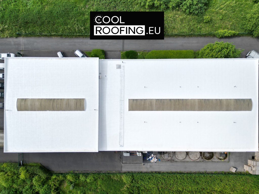 Revêtement blanc réfléchissant appliqué sur une toiture industrielle à Charleroi dans la province du Hainaut pour limiter la chaleur du bâtiment