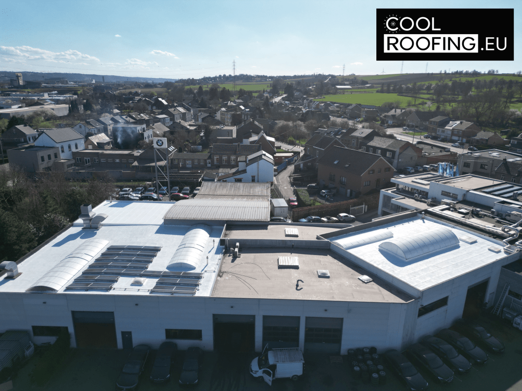 Toiture blanche réfléchissante sur un garage BMW avec panneaux solaires dans la région de Liège
