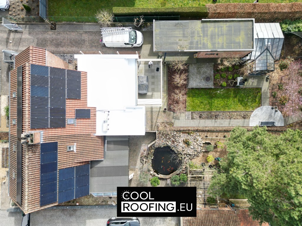 Bitumen dak wit geverfd met reflecterende coating op een woning in Genk om warmte te verminderen