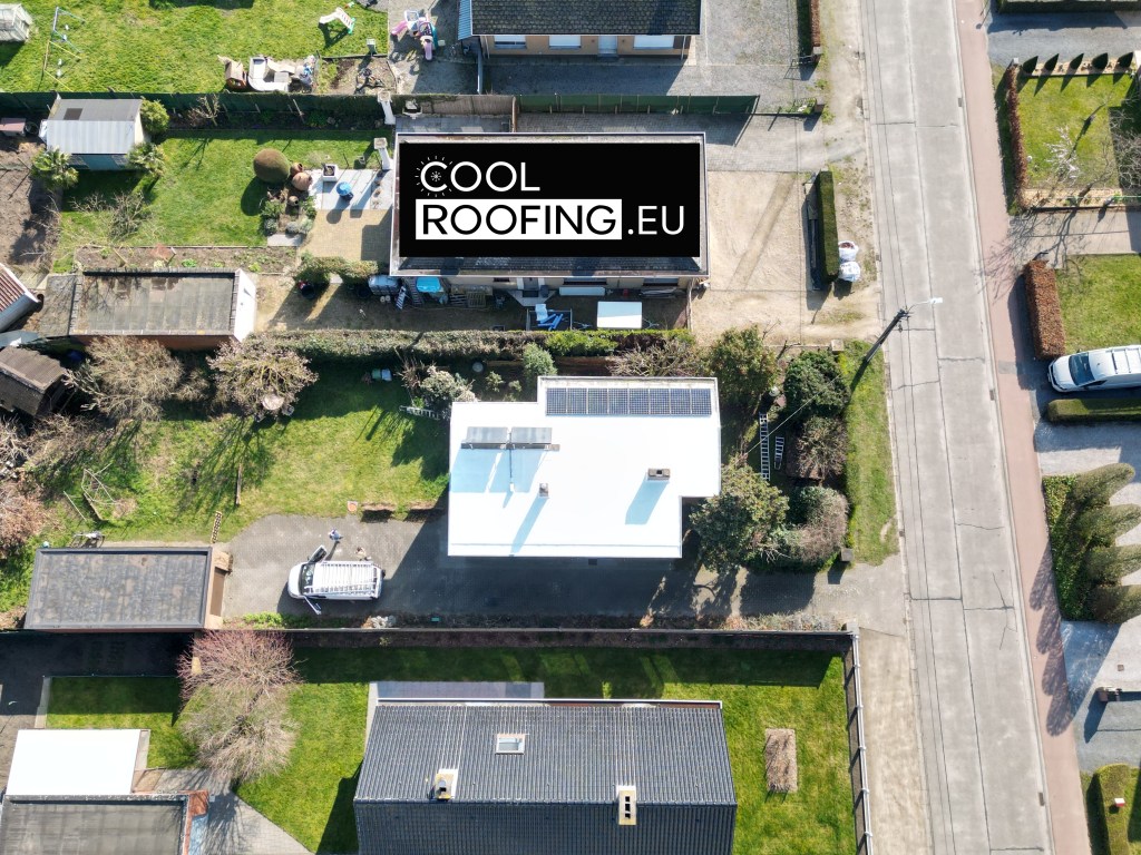 Toepassing van cool roofing op het dak van een woning in Oost-Vlaanderen om warmte in de zomer te verminderen