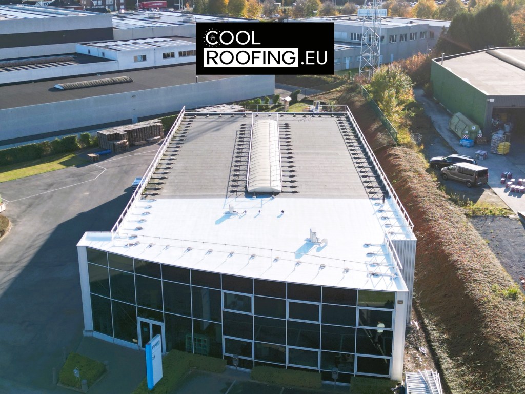 Industrieel bitumen dak wit geverfd met reflecterende coating in Erpe-Mere om warmte in het gebouw te verminderen