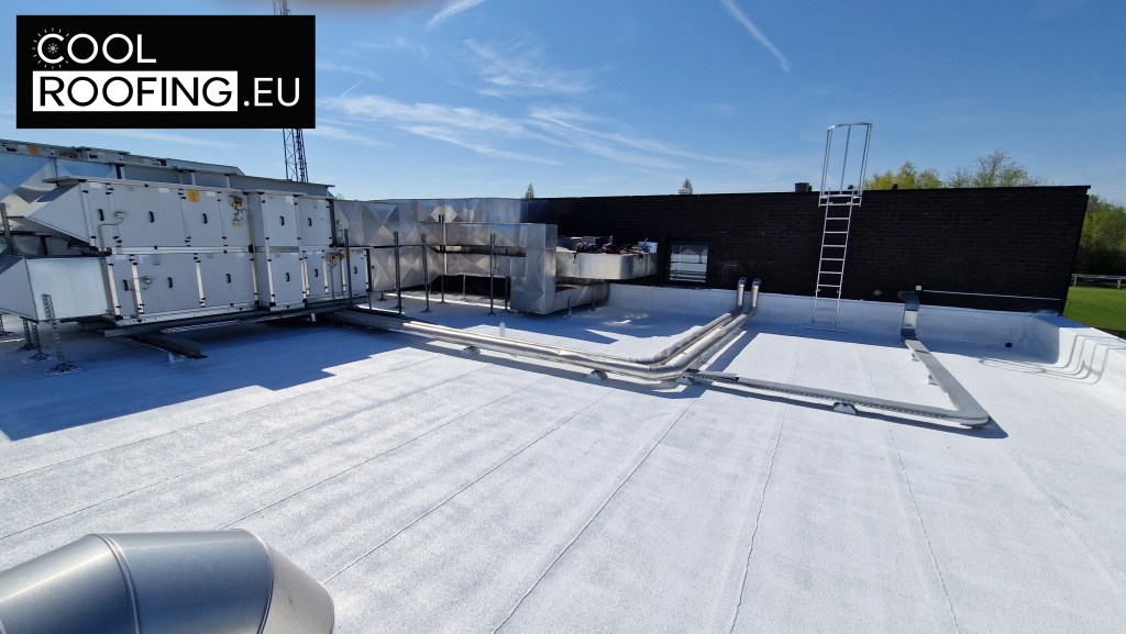 Cool roofing coating op industrieel bitumen dak met airconditioning installatie in Vlaams-Brabant