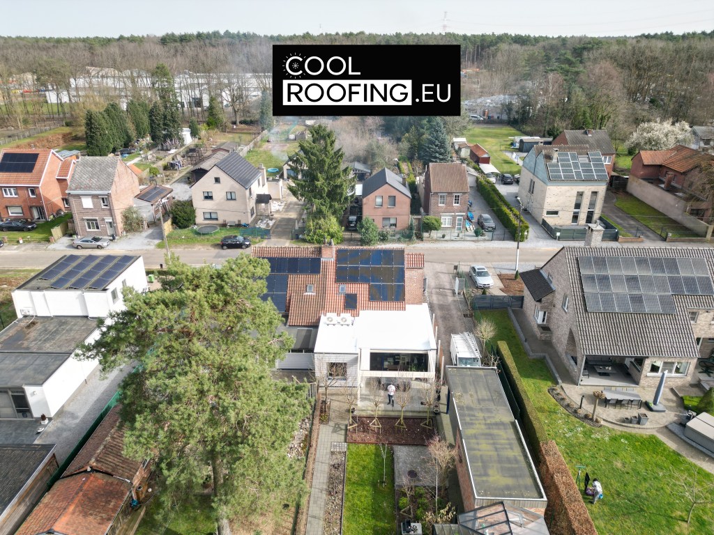 Bitumen dak wit geverfd met reflecterende coating op een woning in Genk om warmte te verminderen